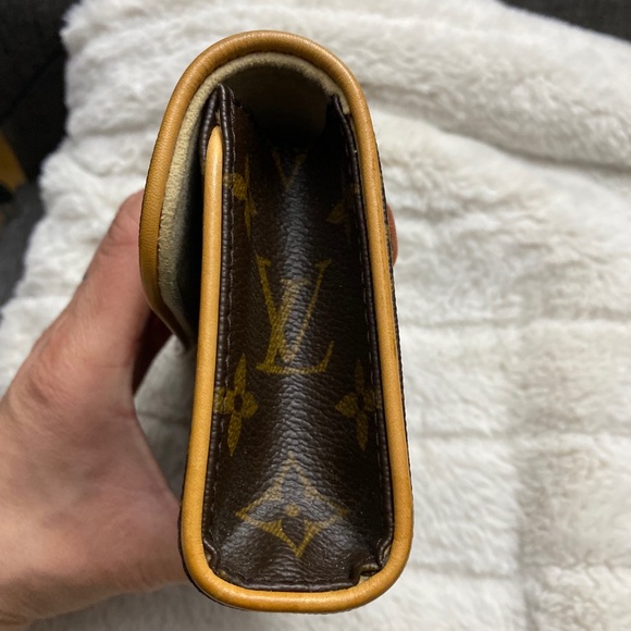 Louis Vuitton Florentine Waist Bag - Picture 4 of 11